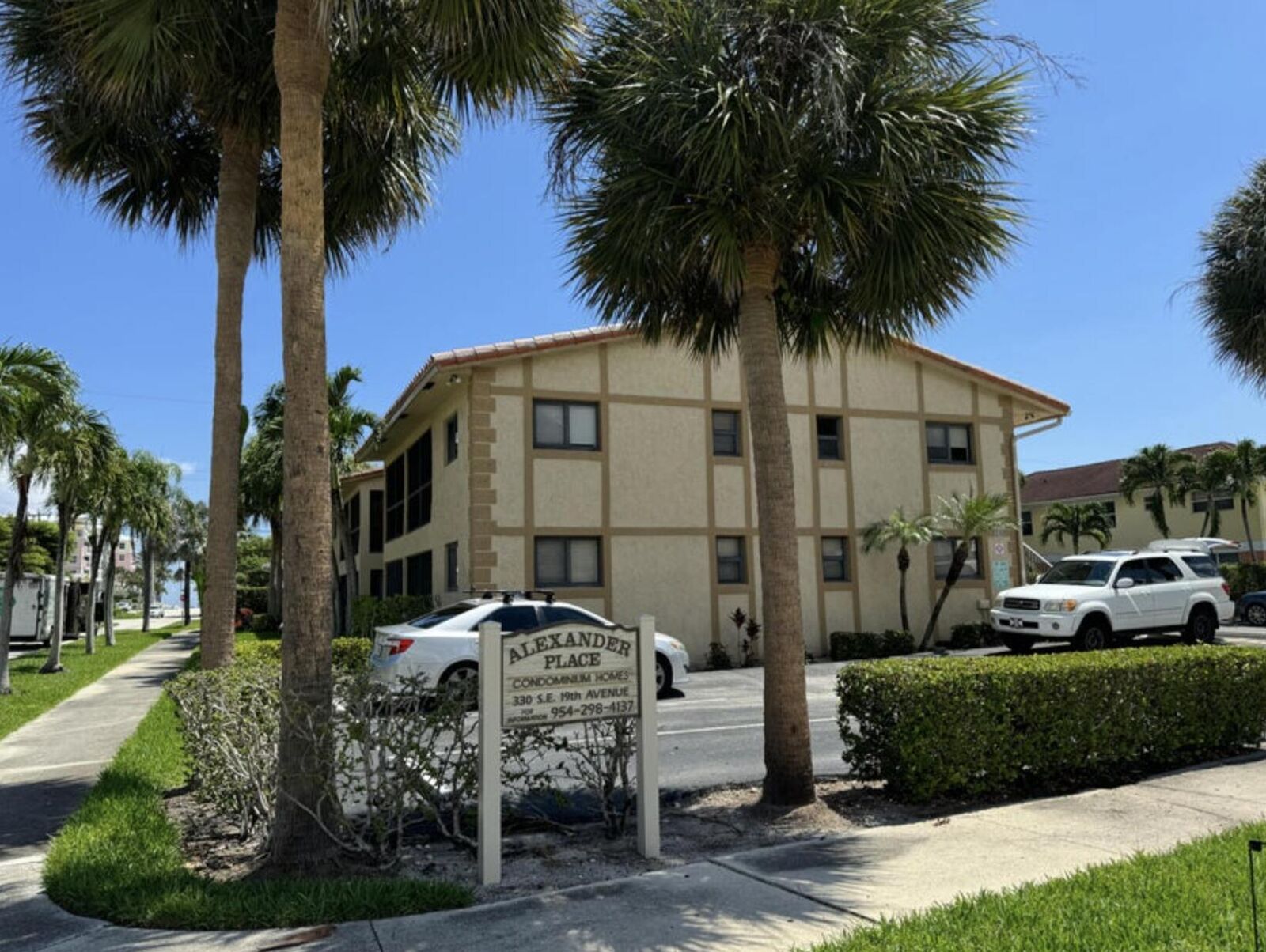 Property Photo: 330 SE 19th Avenue FL 33441