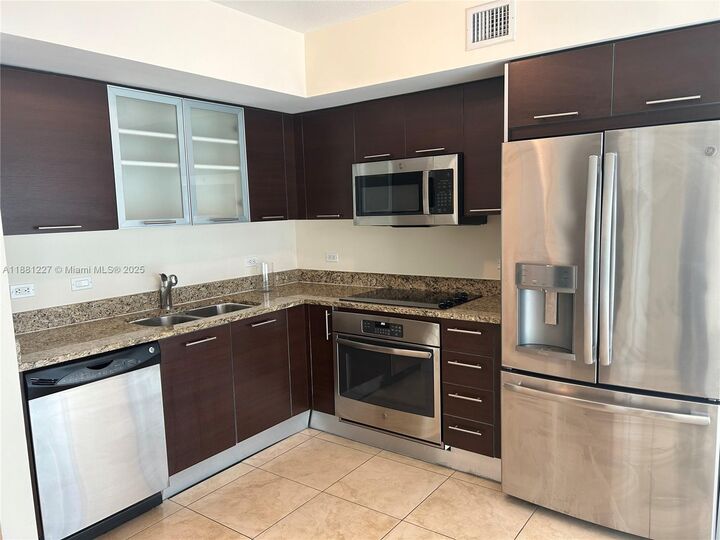 Property Photo:  41 SE 5th St 1108  FL 33131 