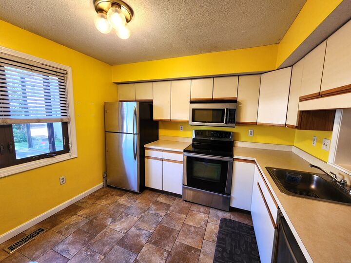 Property Photo:  882 North Colony Road Apt 61  CT 06450 