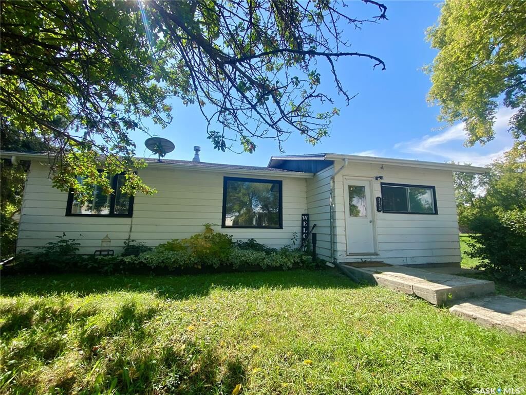 Property Photo:  822 4th Avenue  SK S0A 3J0 