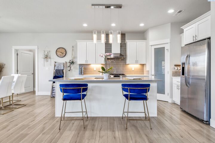 Property Photo: 1063 Klamath WA 99352