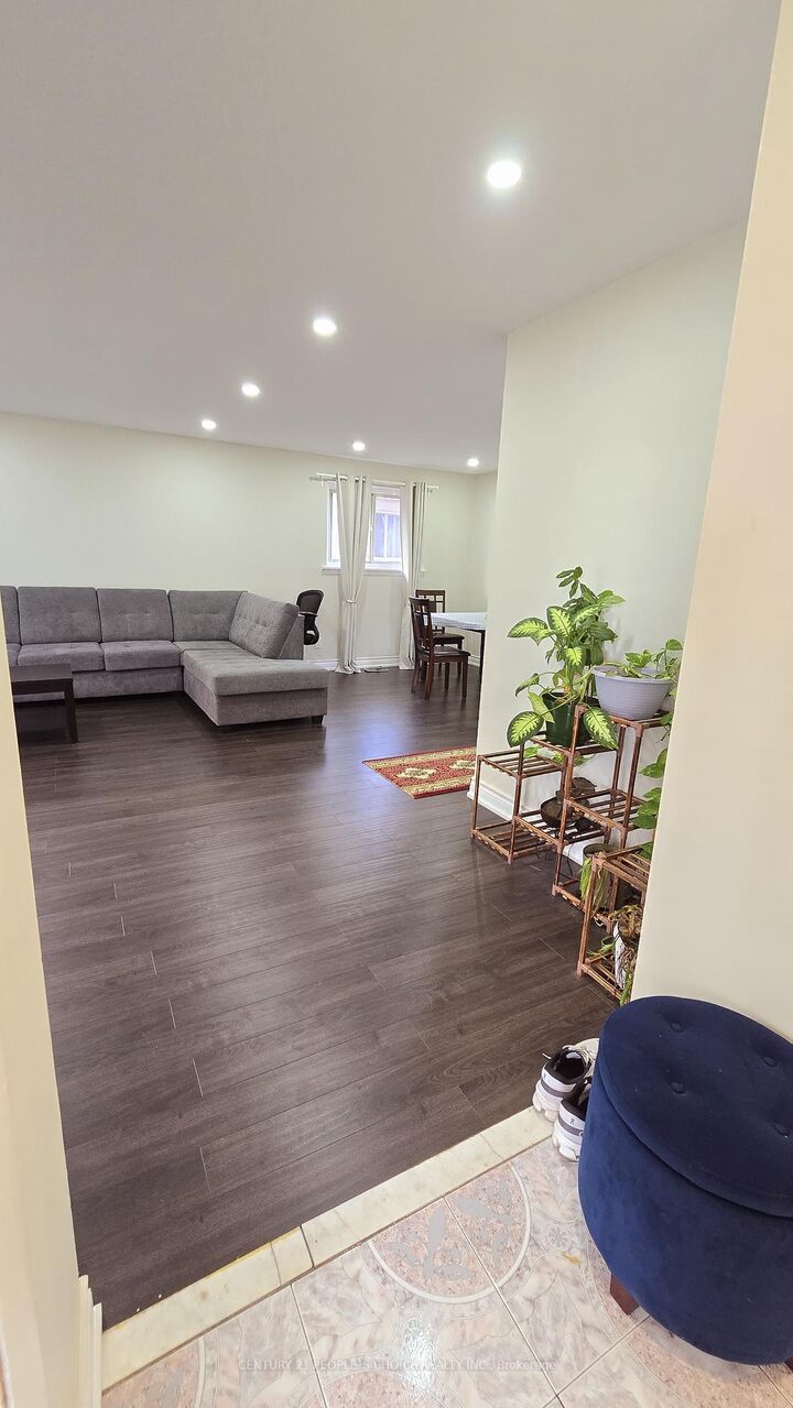 Property Photo:  22 Murchison Crescent  ON M9V 3P6 