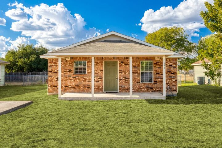 1303 W Pointe Place  Lockhart TX 78644 photo
