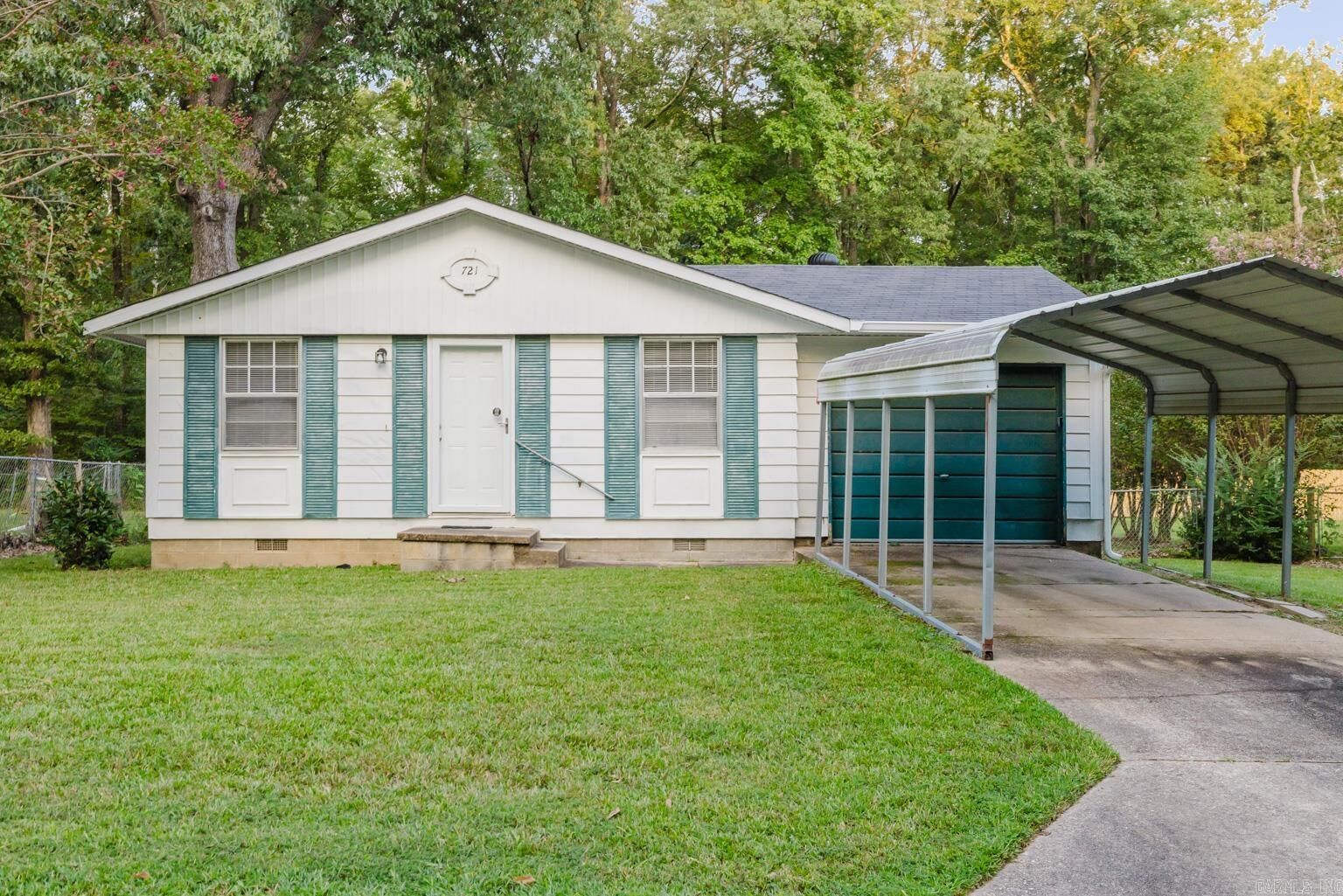 Property Photo: 721 Edgehill Dr AR 72015