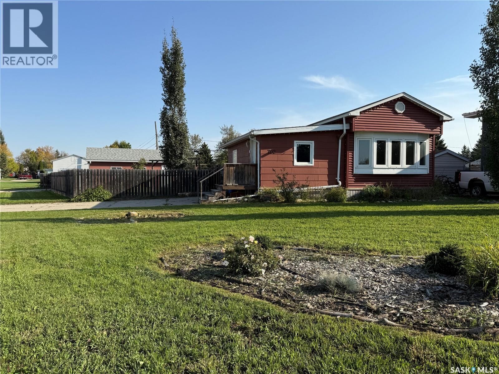 Property Photo: 702 4th Avenue W SK S0A 2P0