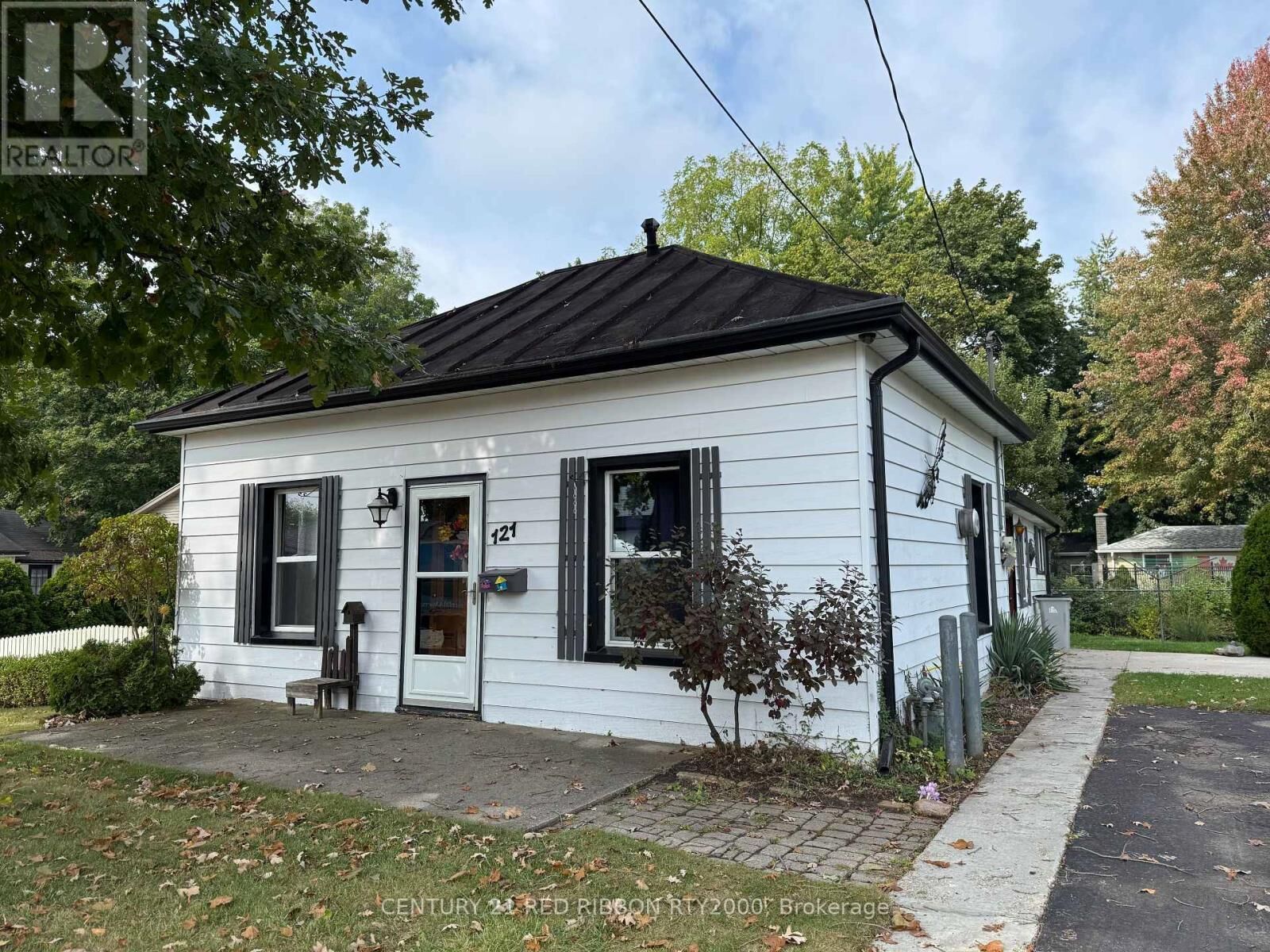 Property Photo:  121 Burns Street  ON N7G 1E7 