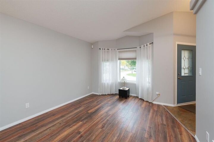 Property Photo:  23 John Reeves Place  MB R2V 4A4 