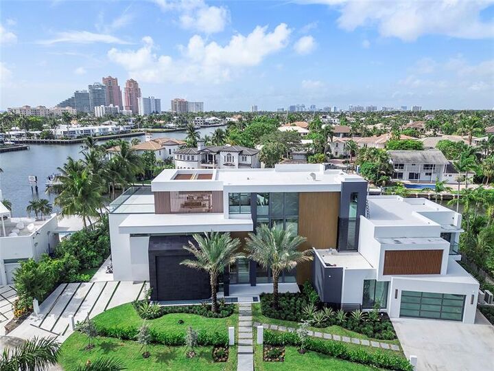 Property Photo:  2880 NE 28th St  FL 33306 