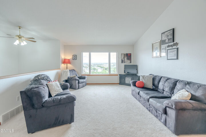 Property Photo:  1512 Morning View Court  ND 58501 