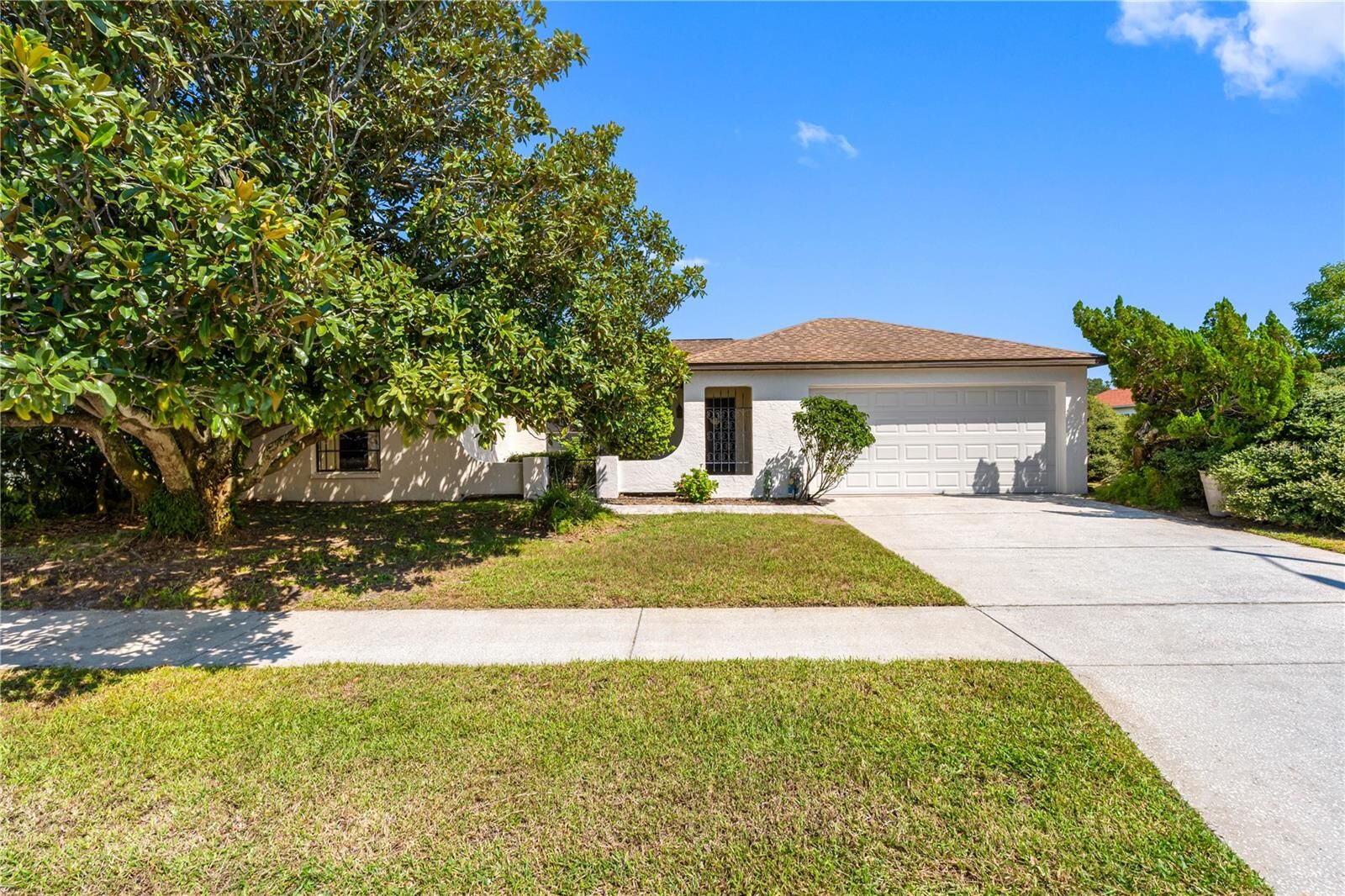 Property Photo: 1118 Fuchsia Drive FL 34691