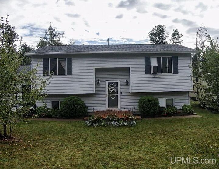 Property Photo:  610 Lakewood Lane  MI 49855 