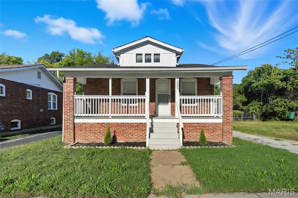 Property Photo:  1209 Griefield Place  MO 63133 