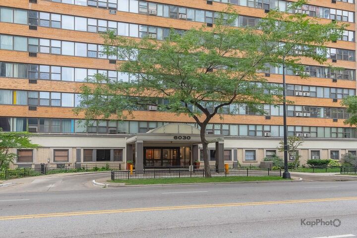 Property Photo: 6030 N Sheridan Road 2108 IL 60660