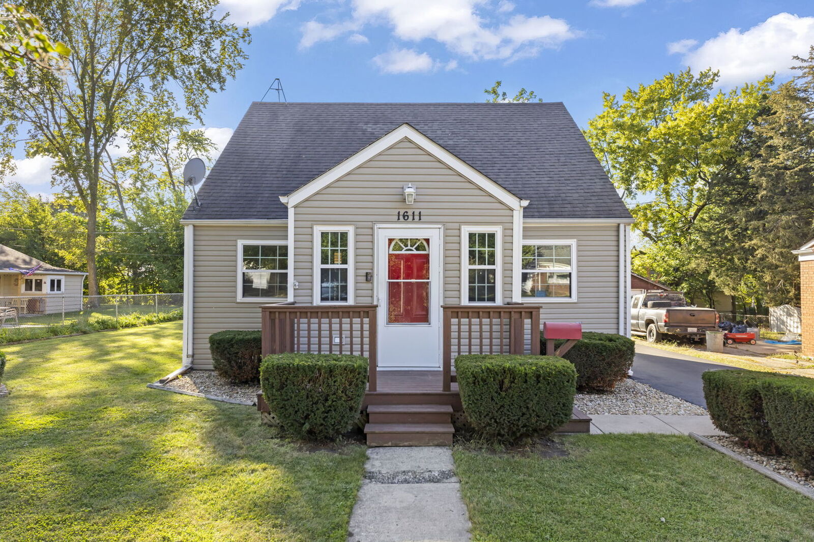 Property Photo: 1611 N Raynor Avenue IL 60403