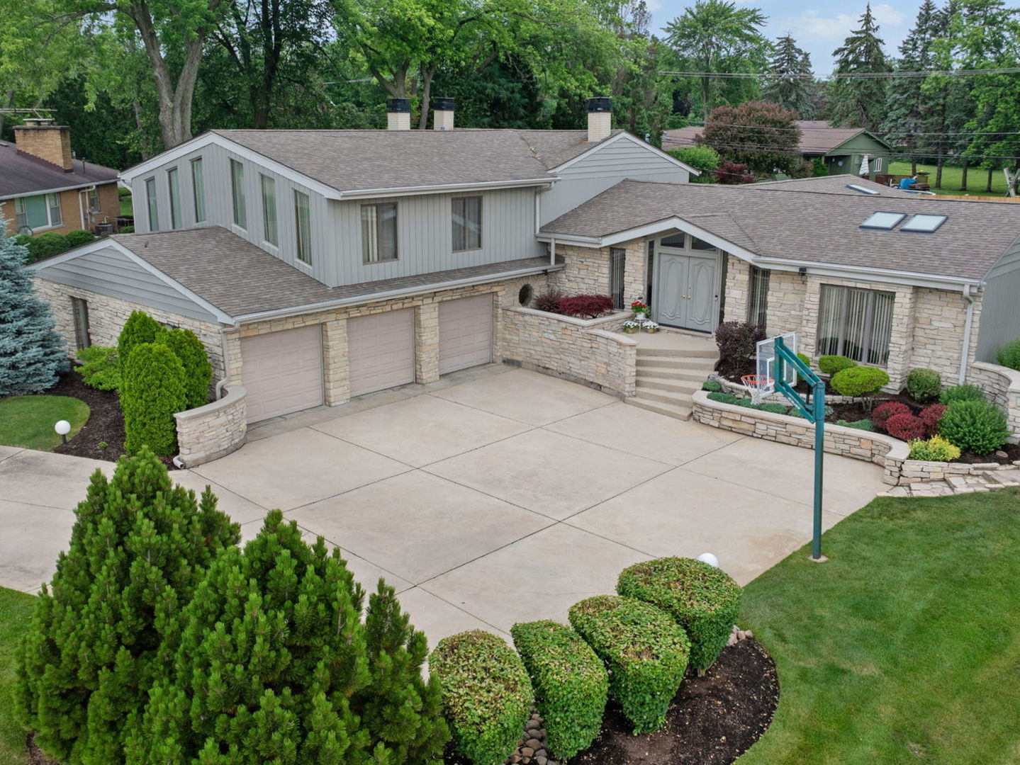 Property Photo: 19W040 22nd Street IL 60148