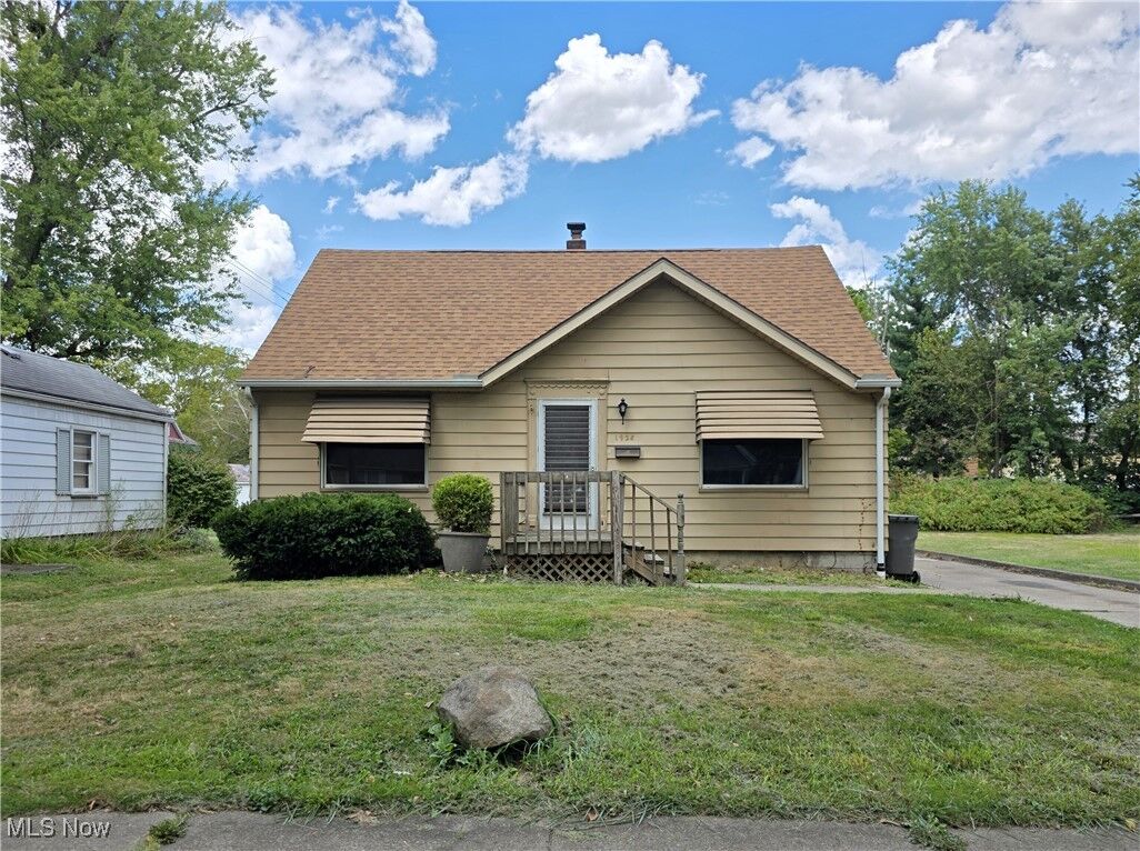 Property Photo:  1928 Medford Avenue  OH 44514 