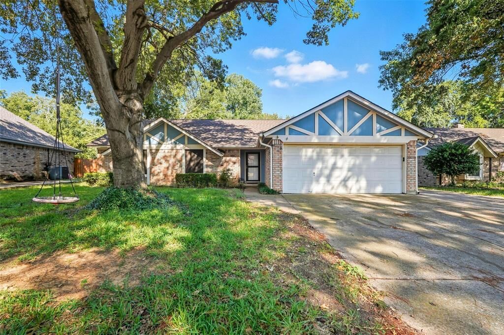 Property Photo: 3422 Dovecreek Drive TX 76016