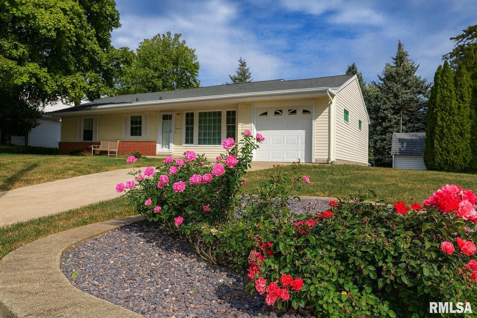 Property Photo:  321 W Knoll Crest Drive  IL 61614 