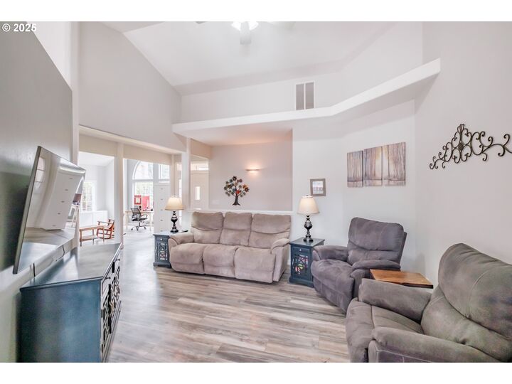 Property Photo: 797 Laguna Dr NE OR 97303