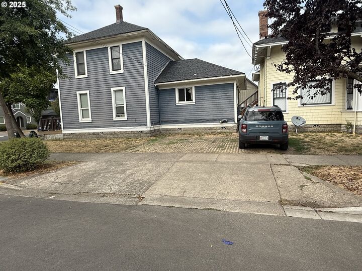 Property Photo:  1691 Mill St  OR 97401 