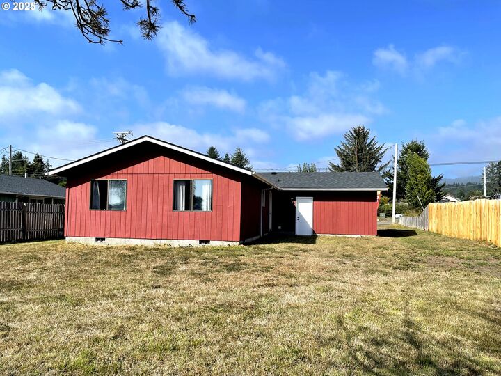 Property Photo: 1121 Ransom Ave OR 97415