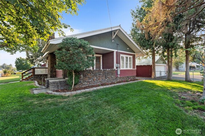 Property Photo:  505  D Street SW  WA 98823 