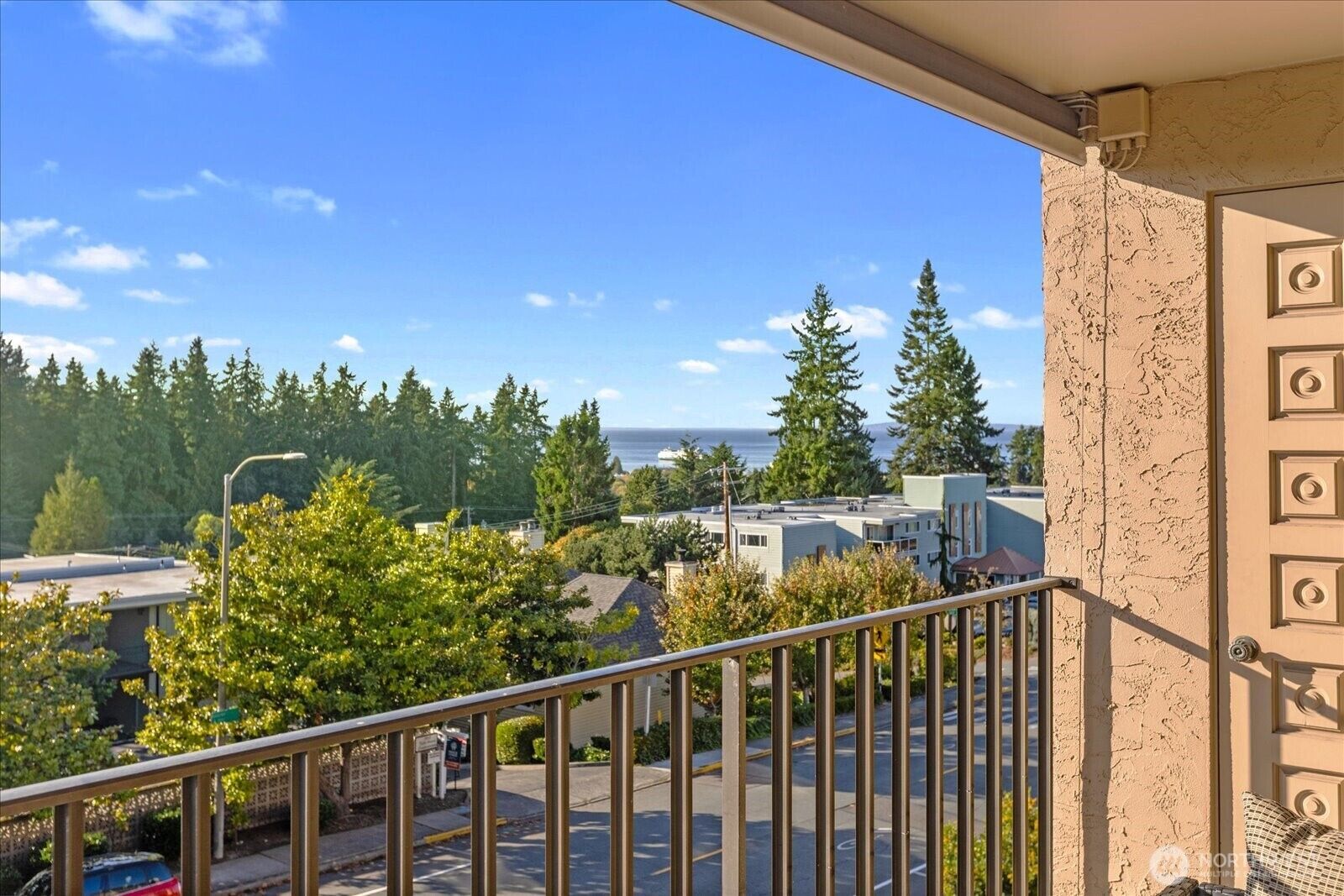 Property Photo:  1005  5th Avenue S 203B  WA 98020 