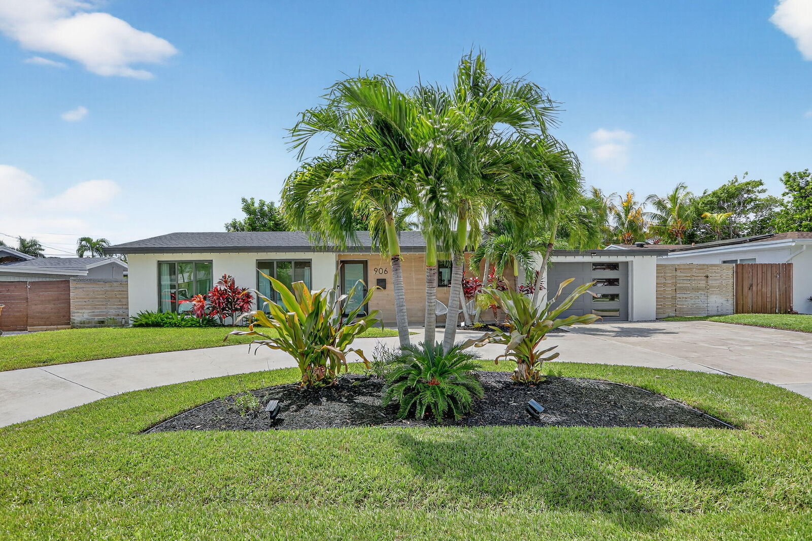 Property Photo:  906 SE 13th Court  FL 33441 