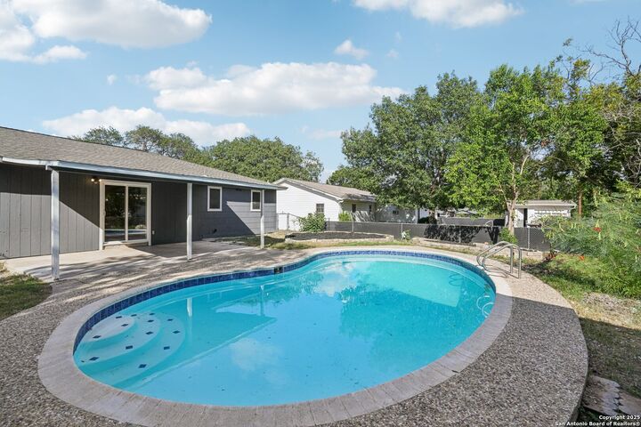 Property Photo:  913 Zwicke  TX 78155 