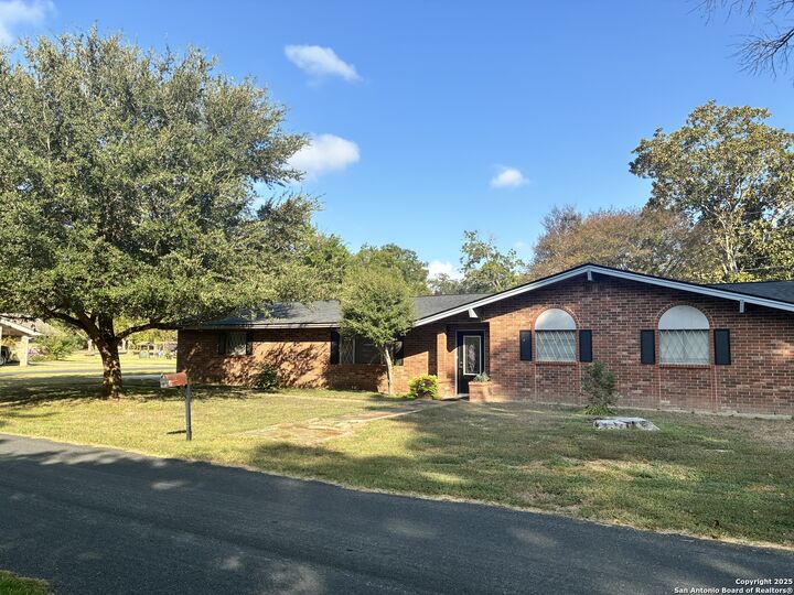 114 Nueces  Seguin TX 78155 photo