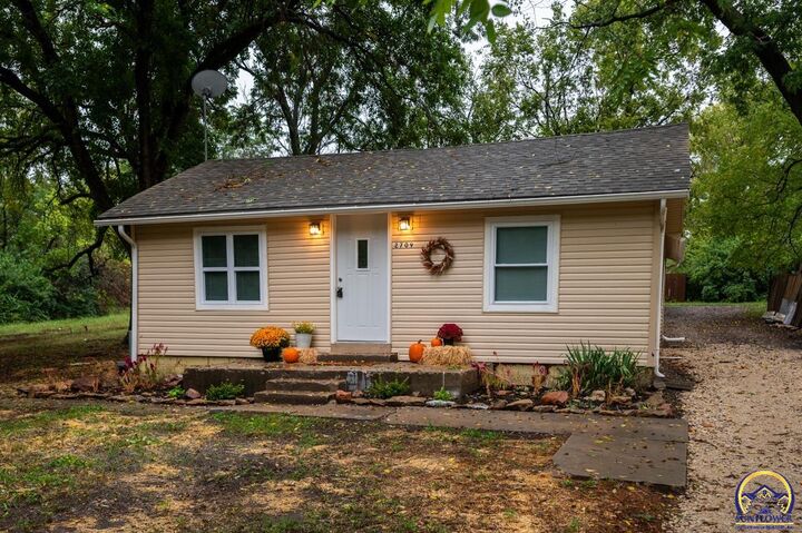 2709 SE Massachusetts Ave  Topeka KS 66605 photo