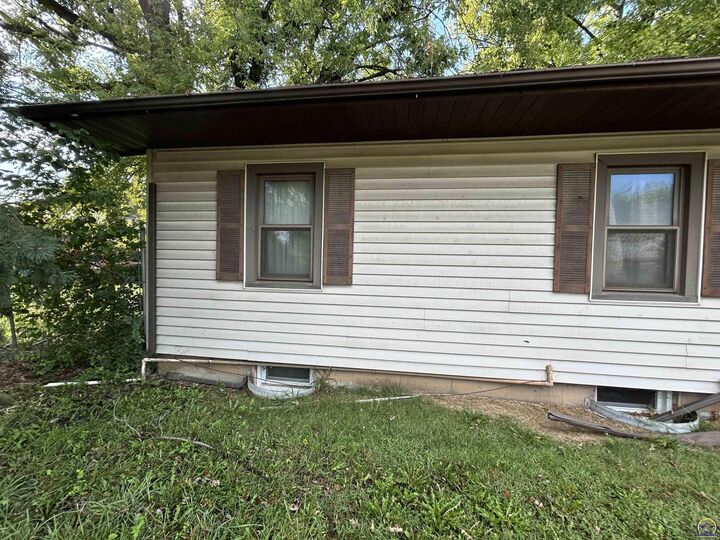 Property Photo:  2427 SE Adams St  KS 66605 