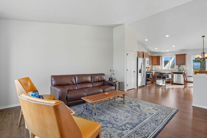 Property Photo: 1211 S Greenacres Rd WA 99016