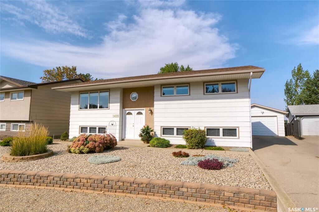 Property Photo:  1435 Sioux Crescent SW  SK S6H 7C8 