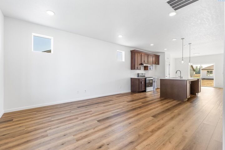 Property Photo: 306 Amberly Ave WA 98930