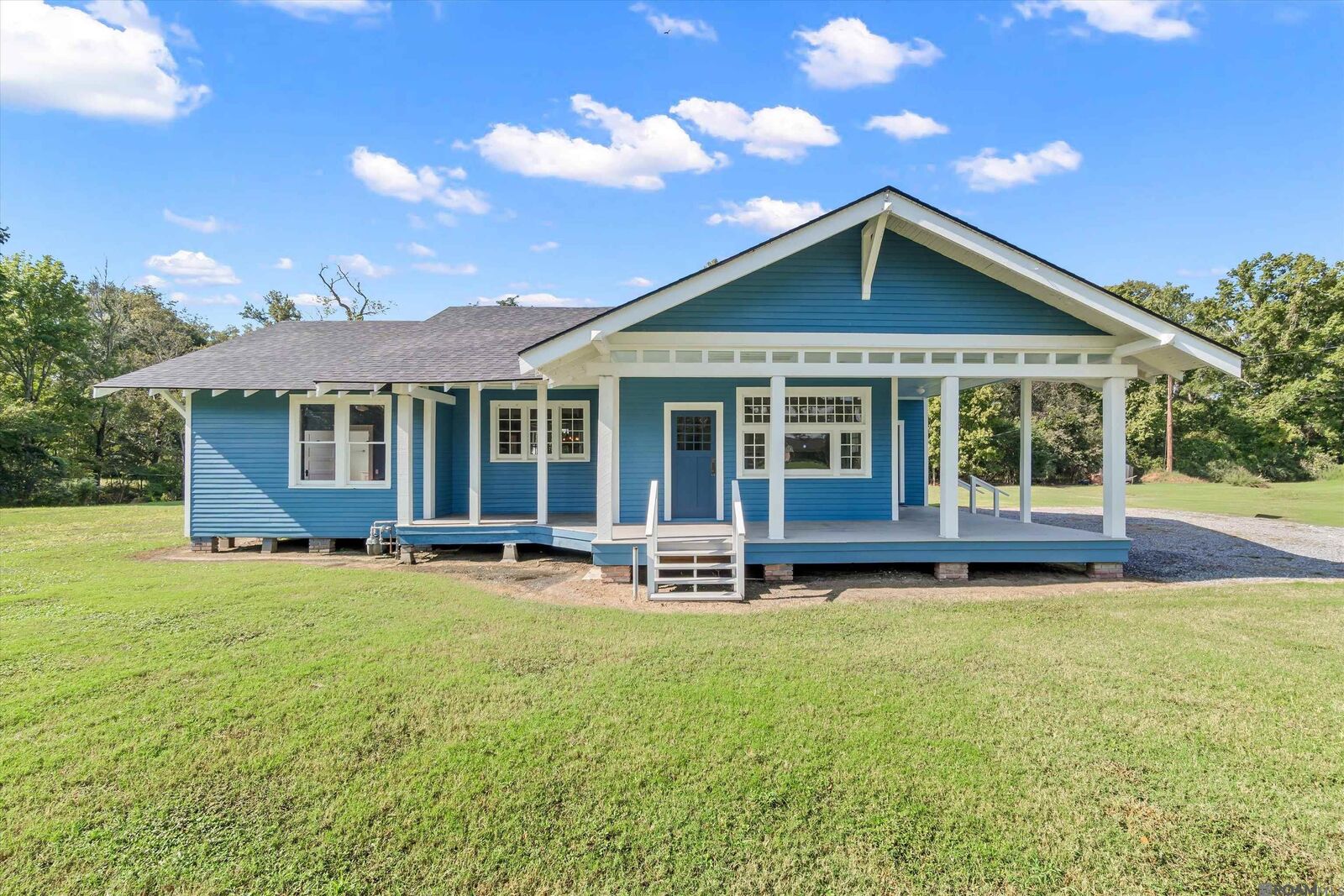 Property Photo: 980 Etta Dr LA 70776