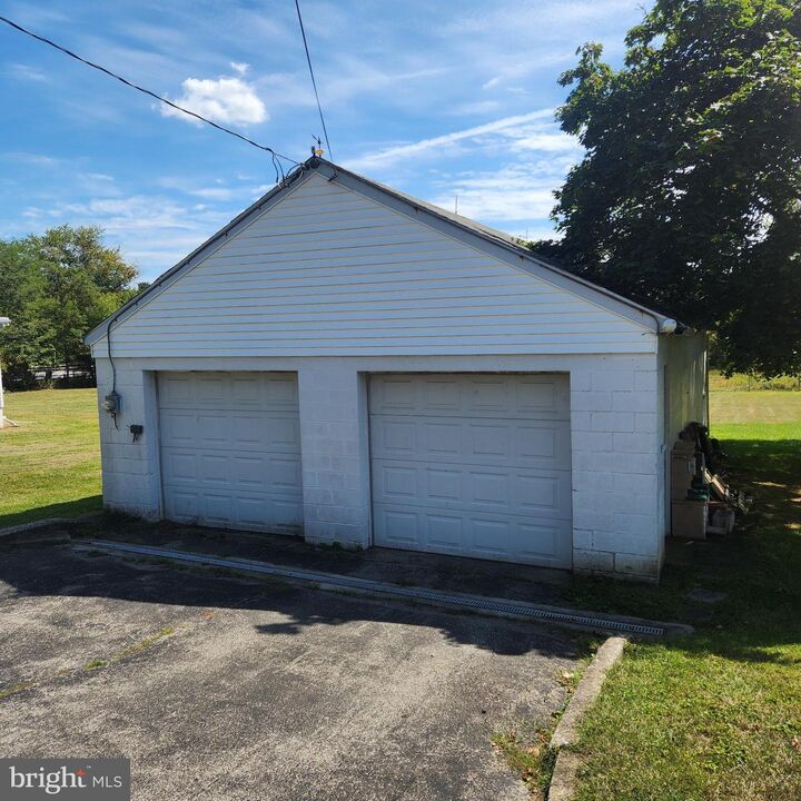 Property Photo: 1030 E Canal Road PA 17315