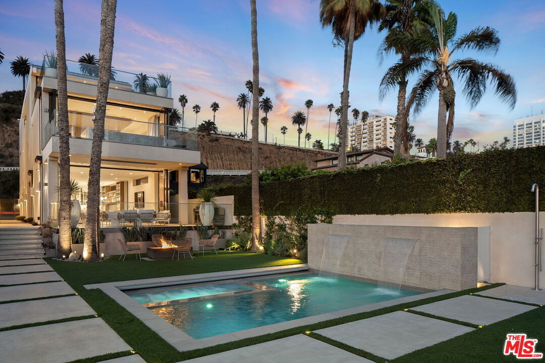 Property Photo:  940 Palisades Beach Rd  CA 90403 