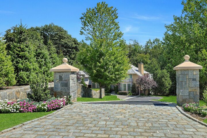 Property Photo:  27 Dearman Close  NY 10533 