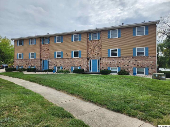 Property Photo: 660 Briarstone Dr #5 IA 50401