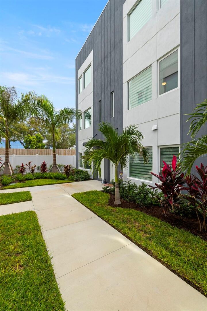Property Photo: 865 S 6 Avenue S 17 FL 33701