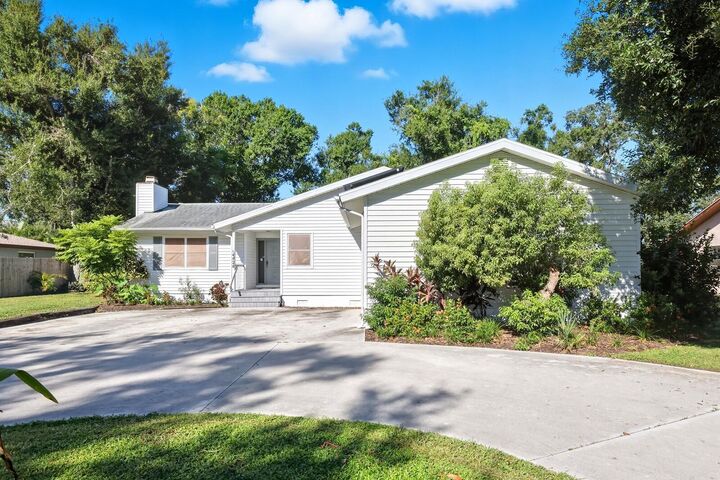 Property Photo: 4424 Meadow Creek Circle FL 34233