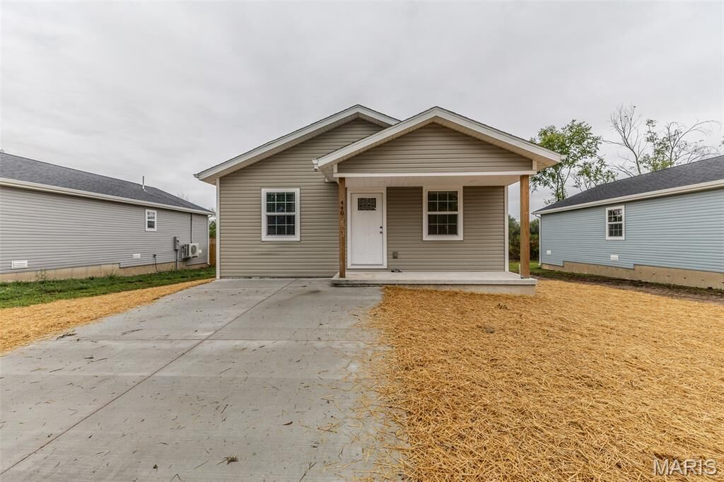 Property Photo:  440 Railroad Avenue  MO 65536 