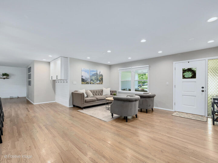 Property Photo:  212 Hamilton Lane  IL 60189 