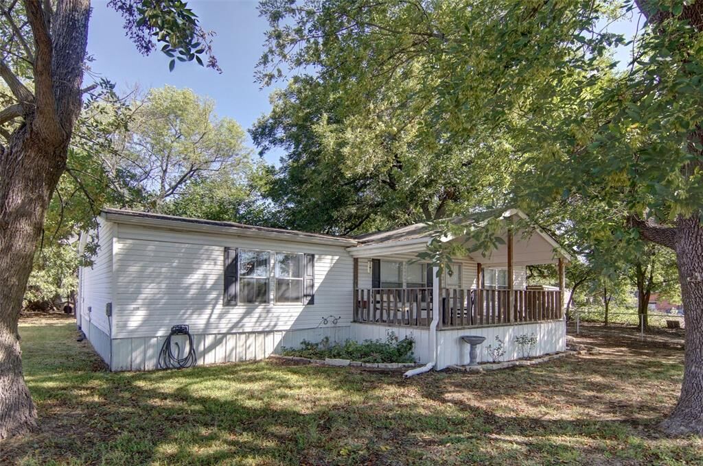 Property Photo: 315 Peach Street TX 76449
