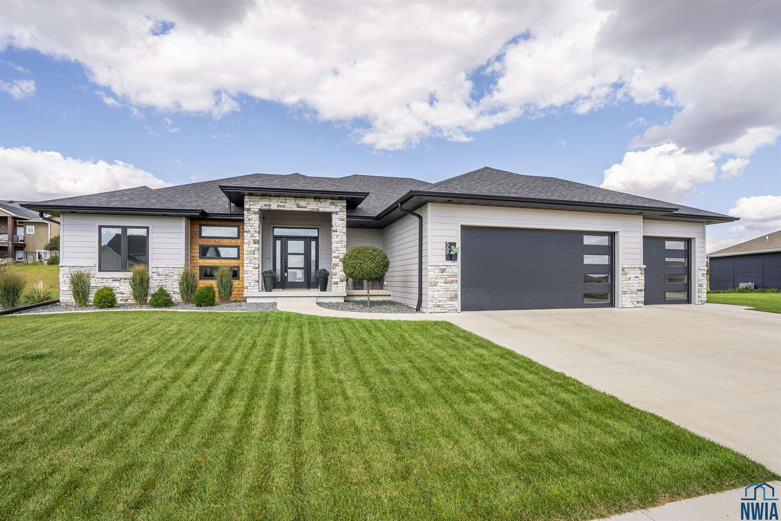 Property Photo:  569 Dogwood Dr SE  IA 51031 