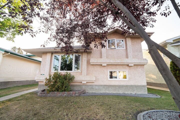 Property Photo:  14 Edgington Avenue  AB T4R 2K9 