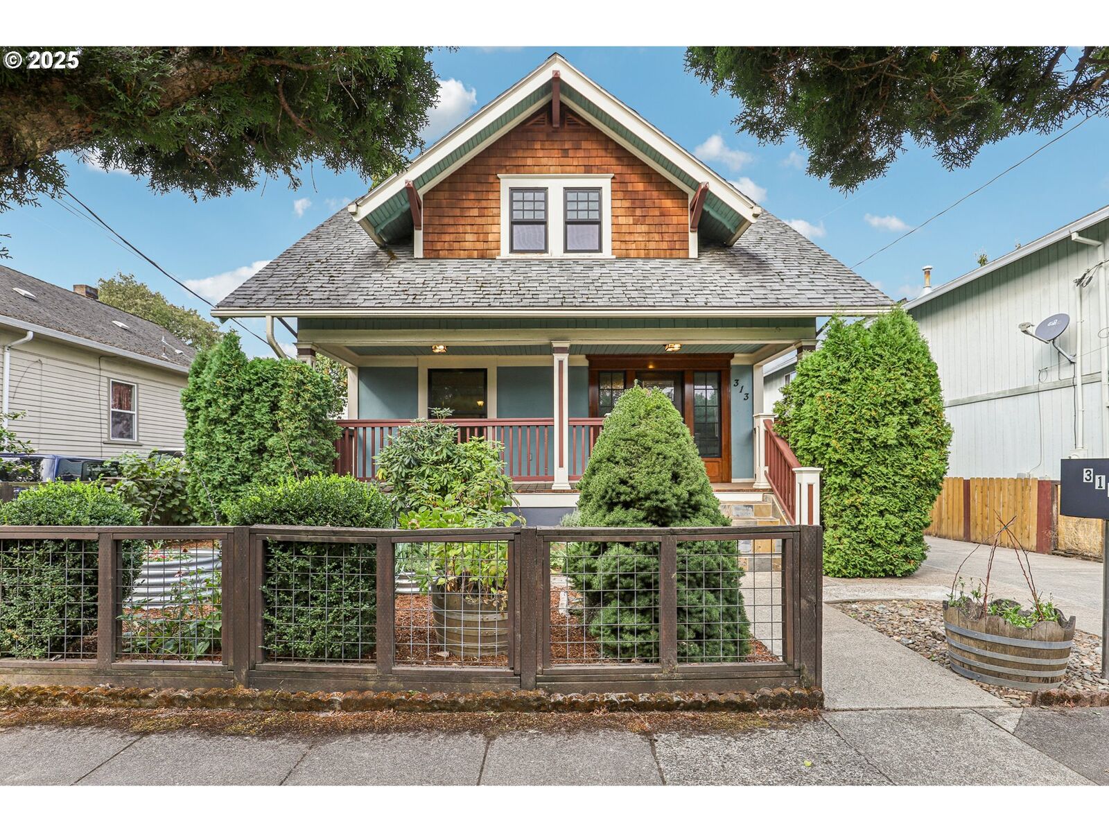 Property Photo:  313 SE 83rd Ave  OR 97216 