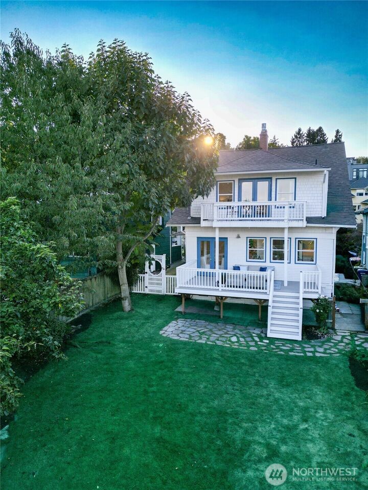 Property Photo:  1242  16th Avenue E  WA 98112 