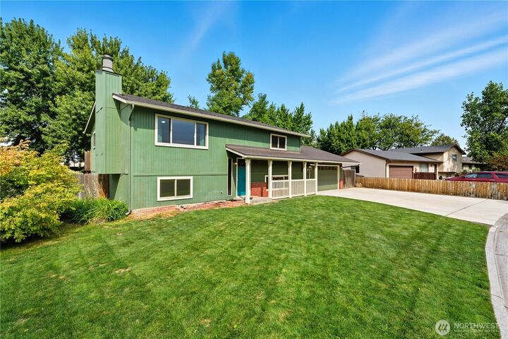 Property Photo:  1419 SE Independence Drive  WA 99324 